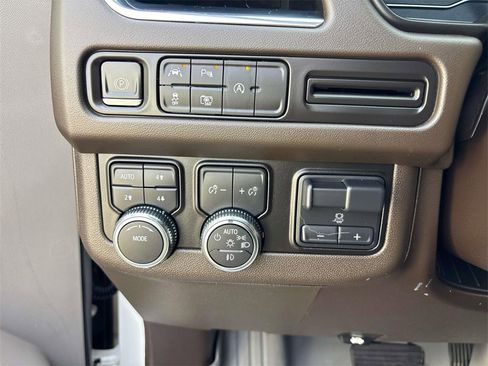 Used 2023 GMC Yukon XL SLT w/ SLT Luxury Package image 22