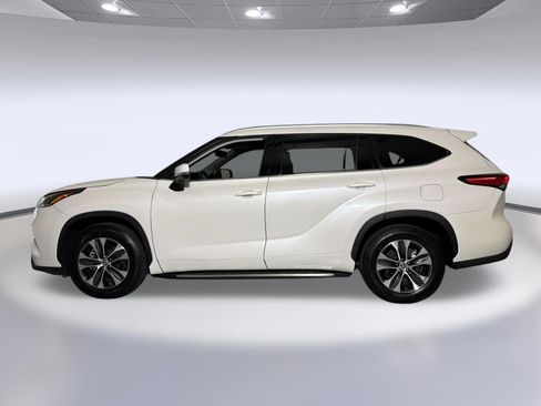 Used 2021 Toyota Highlander XLE FWD image 2