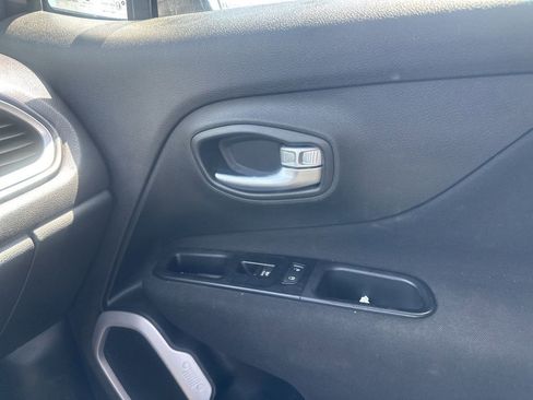 Used 2020 Jeep Renegade Latitude FWD image 4