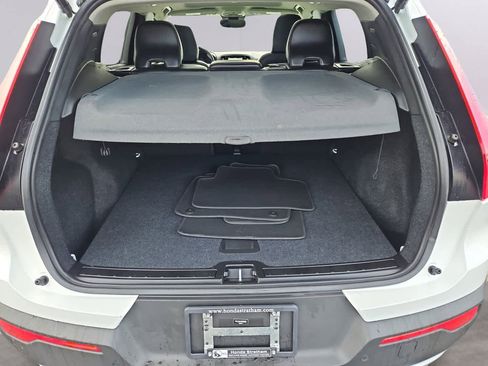 Used 2024 Volvo XC40 B5 Core image 36