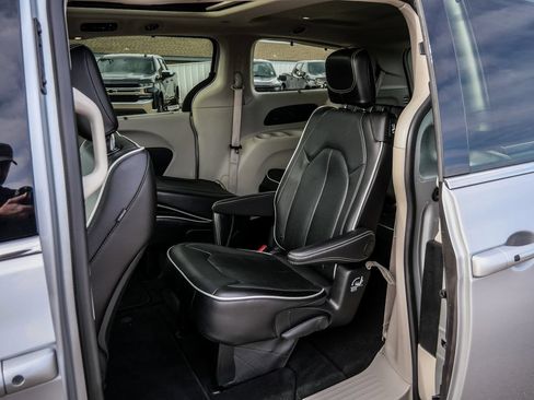 Used 2024 Chrysler Pacifica Limited FWD image 25