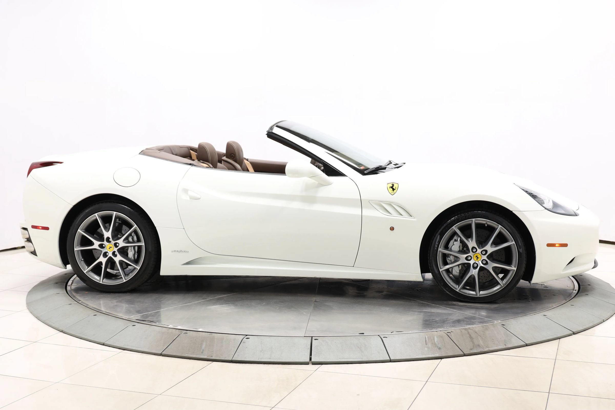 Used 2010 Ferrari California RWD image 82