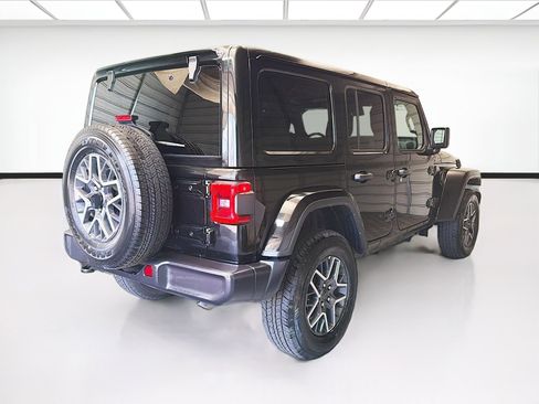 Used 2025 Jeep Wrangler Unlimited Sahara AWD/4WD image 4
