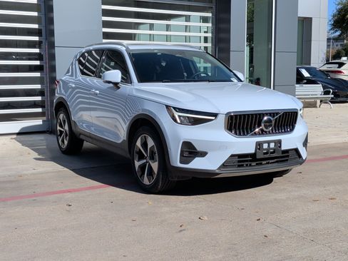 Used 2025 Volvo XC40 B5 Plus image 2