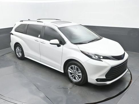 Used 2025 Toyota Sienna XLE w/ XLE Plus Package image 29