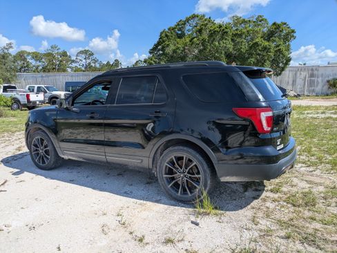 Used 2017 Ford Explorer XLT w/ Equipment Group 202A FWD image 6