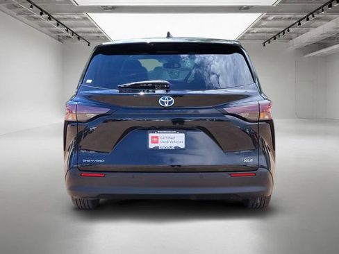 Used 2025 Toyota Sienna XLE AWD/4WD image 5