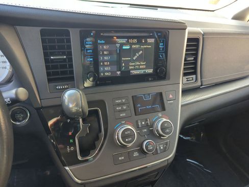 Used 2017 Toyota Sienna SE image 15