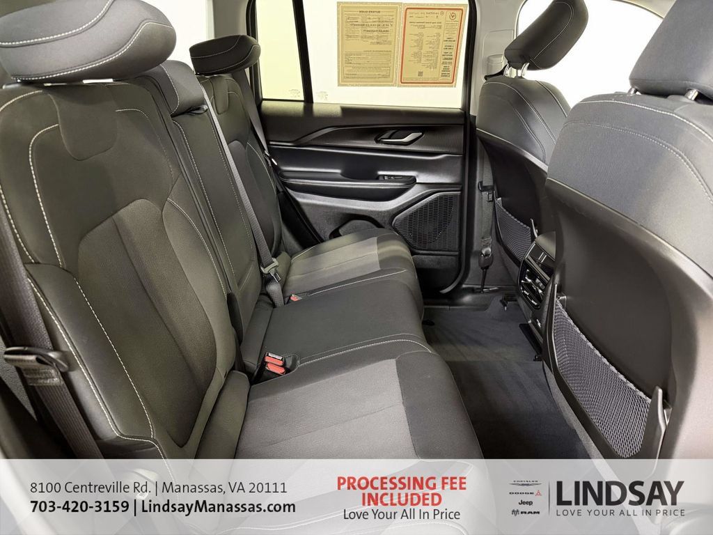 Used 2023 Jeep Grand Cherokee Laredo AWD/4WD image 16