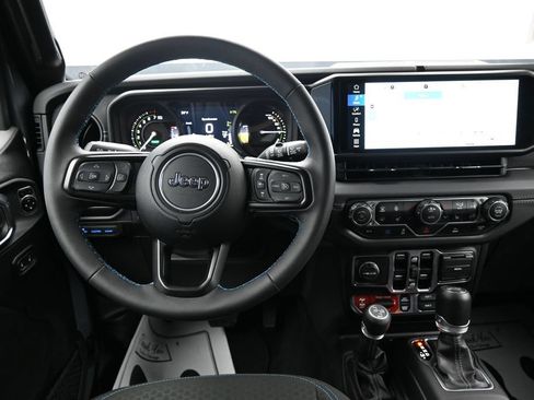 Used 2025 Jeep Wrangler Unlimited Rubicon 4xe w/ Convenience Group AWD/4WD image 14