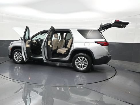 Used 2022 Chevrolet Traverse LS FWD image 41