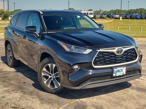 Used 2022 Toyota Highlander XLE AWD/4WD image 5