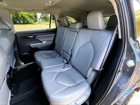 Used 2020 Toyota Highlander XLE AWD/4WD image 20