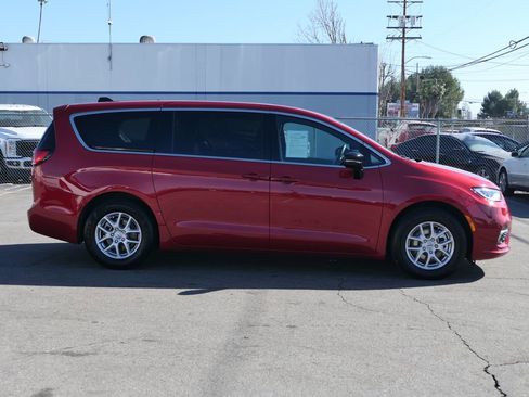 Used 2025 Chrysler Pacifica Select image 3
