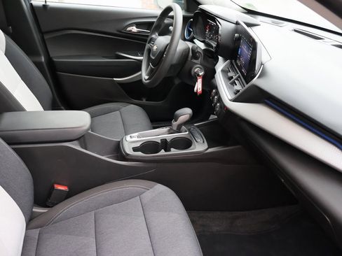 Used 2024 Chevrolet Trax LS w/ LS Convenience Package image 12