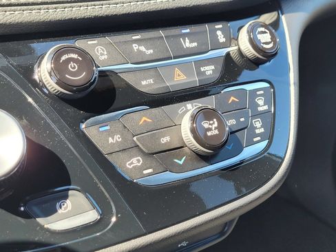 New 2027 Chrysler Pacifica Select w/ Family Tech Group FWD image 17