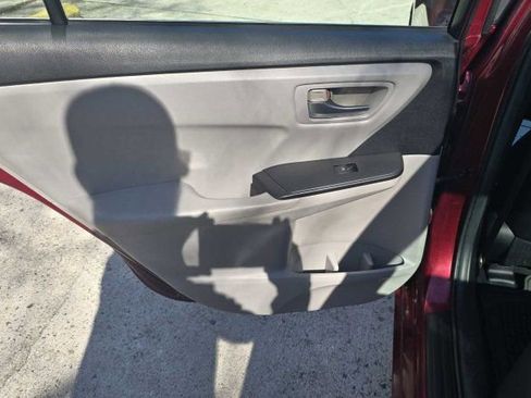 Used 2015 Toyota Camry SE w/ Moonroof Package image 29