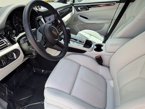 Certified 2023 Porsche Macan AWD/4WD image 4