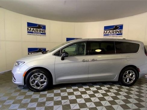 Used 2024 Chrysler Pacifica Limited image 7