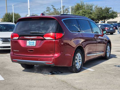 Used 2017 Chrysler Pacifica Touring-L image 6