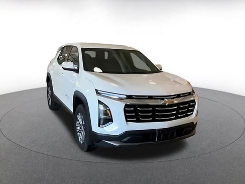 Used 2025 Chevrolet Equinox LT image 3