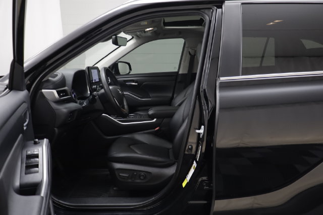 Used 2023 Toyota Highlander XLE AWD/4WD image 5