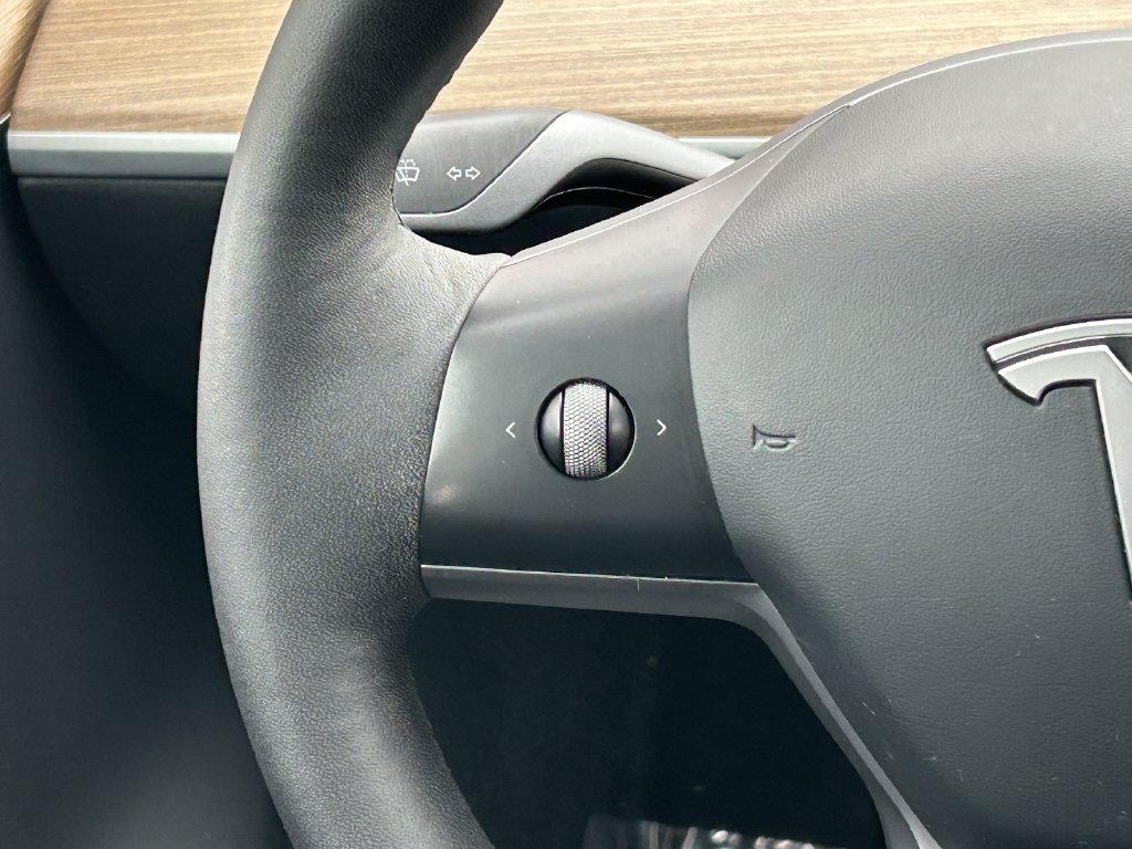 Used 2023 Tesla Model Y 2WD image 17