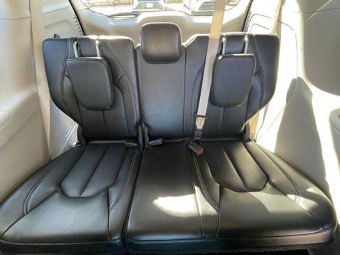 Used 2023 Chrysler Pacifica Touring-L image 31