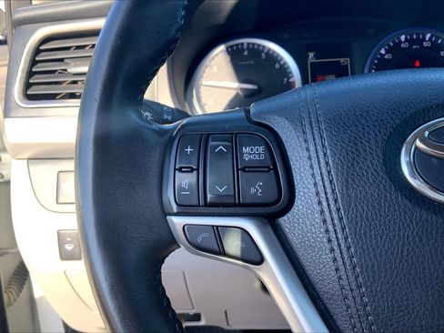 Used 2018 Toyota Highlander XLE w/ Carpet Mat Package (TMS) AWD/4WD image 24
