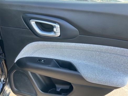 Used 2024 Jeep Compass Latitude image 32