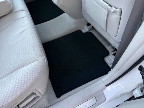 Used 2011 Toyota Avalon Limited image 9