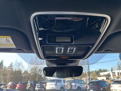 Used 2019 Land Rover Range Rover Velar R-Dynamic SE image 32