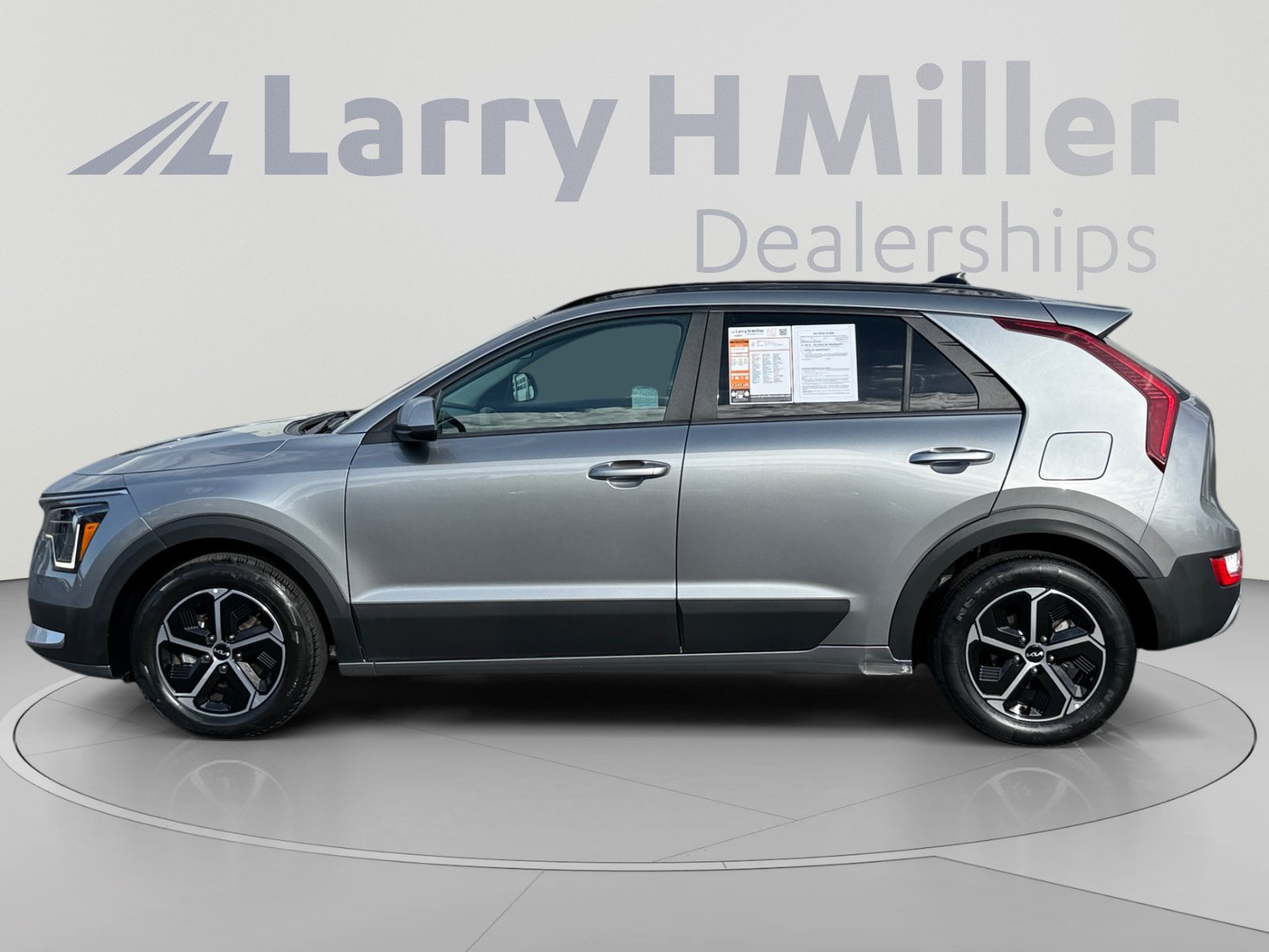 Used 2025 Kia Niro LX FWD image 2