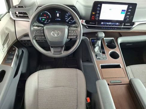 Certified 2024 Toyota Sienna LE image 11