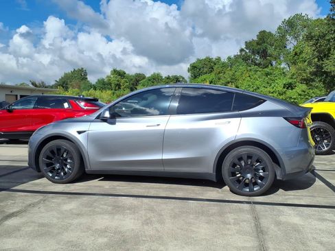 Used 2024 Tesla Model Y Long Range AWD/4WD image 13