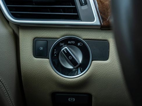 Used 2015 Mercedes-Benz ML 400 4MATIC w/ Lighting Package image 29