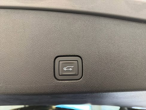 Used 2025 Cadillac XT6 Premium Luxury image 9