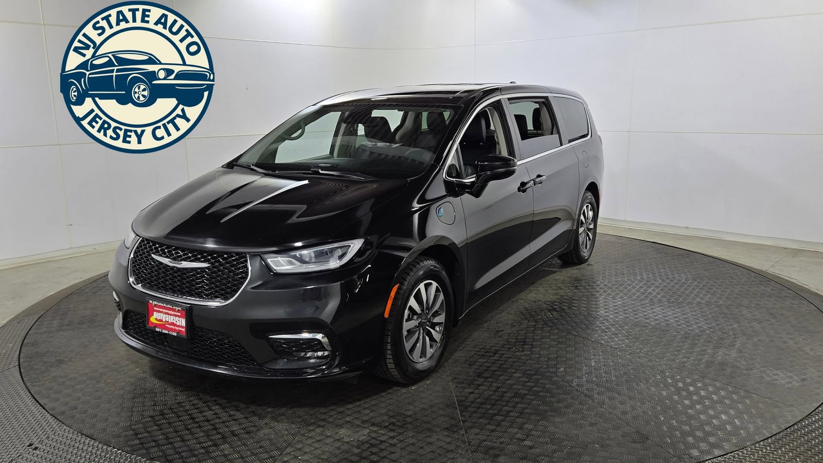 Used 2024 Chrysler Pacifica Limited FWD image 3