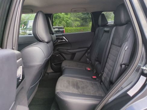 Used 2025 Mitsubishi Outlander SE FWD image 14