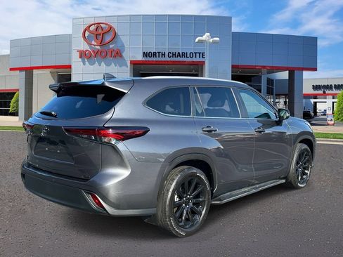 Used 2025 Toyota Highlander XLE FWD image 6