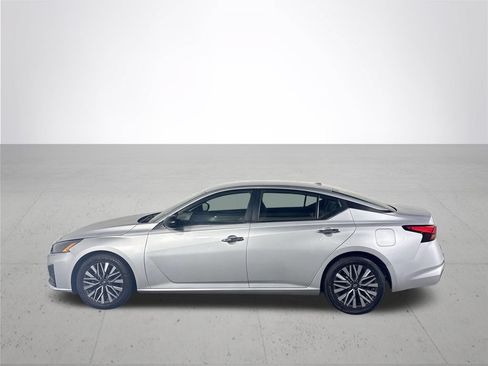 Used 2024 Nissan Altima 2.5 SV FWD image 9
