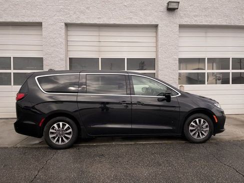 Used 2024 Chrysler Pacifica Limited FWD image 1