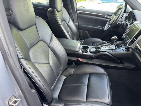 Used 2018 Porsche Cayenne Platinum Edition w/ Premium Package Plus AWD/4WD image 41