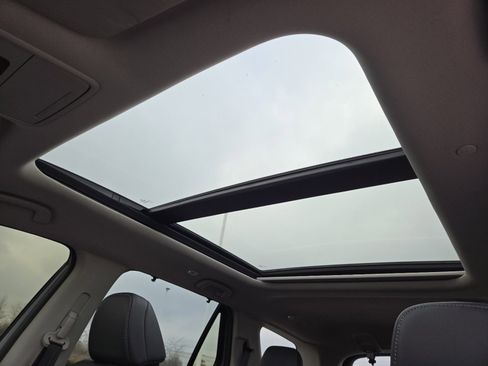 Used 2024 Honda Pilot Touring image 4