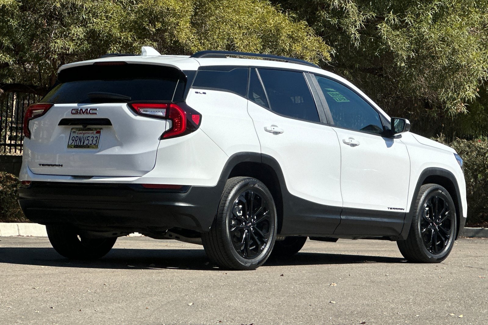 Used 2022 GMC Terrain SLE w/ Driver Convenience Package FWD image 4