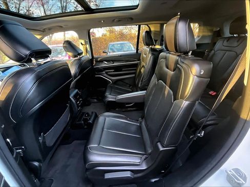 Used 2022 Jeep Grand Cherokee L Limited w/ Luxury Tech Group II image 19