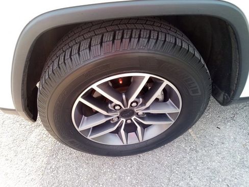 Used 2020 Jeep Grand Cherokee Laredo w/ Laredo X Package image 9