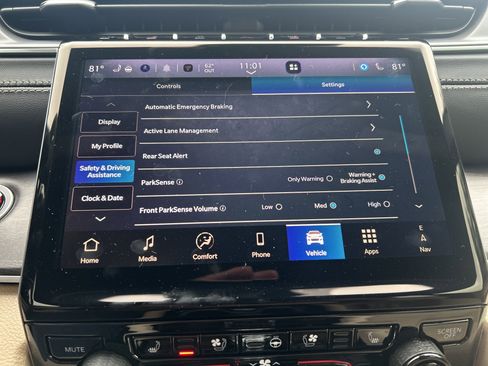 New 2025 Jeep Grand Cherokee L Limited w/ Luxury Tech Group II image 35