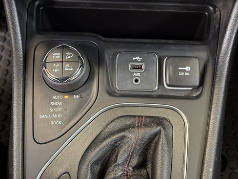 Used 2019 Jeep Cherokee Trailhawk w/ Cold Weather Group image 34