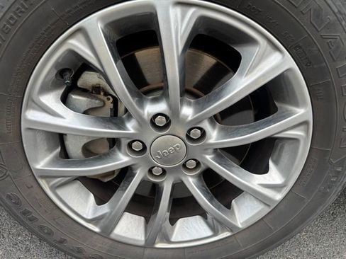 Used 2019 Jeep Cherokee Latitude Plus FWD image 21